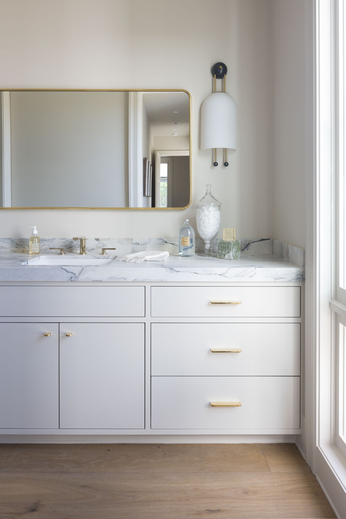 Primary bathroom vanity in marble and brass